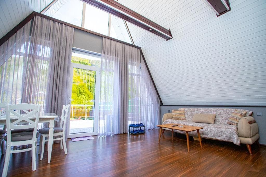 Mirvari A-Frame Riverside — Qubada Çay Kənarı A-Frame Ev