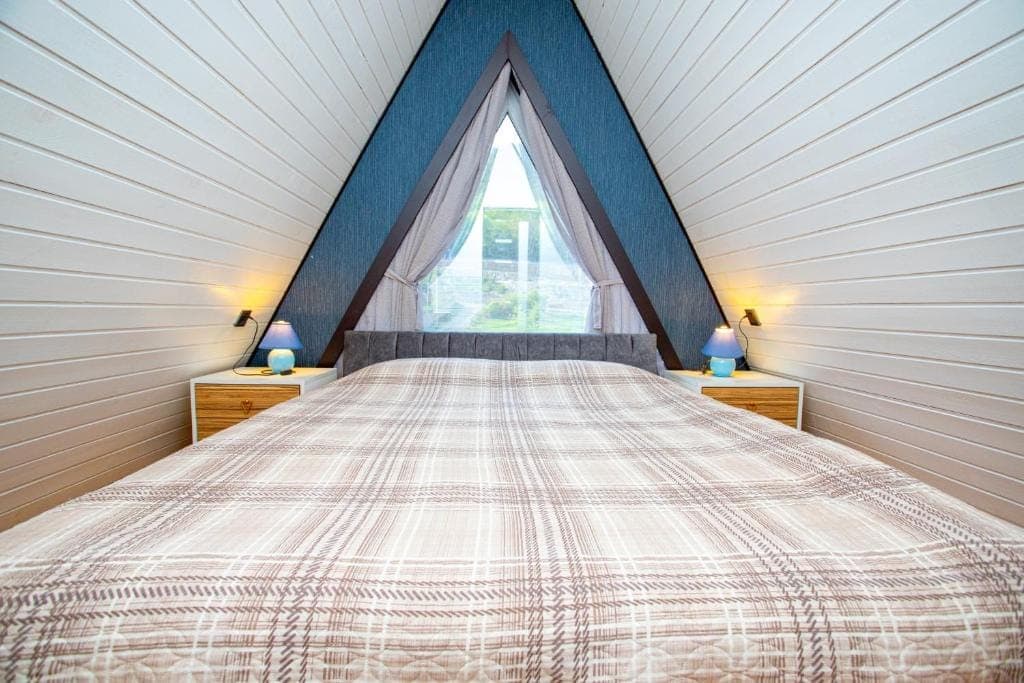 Mirvari A-Frame Riverside — Qubada Çay Kənarı A-Frame Ev
