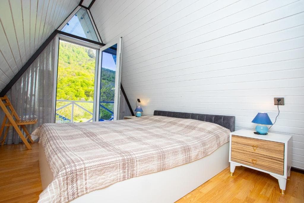 Mirvari A-Frame Riverside — Qubada Çay Kənarı A-Frame Ev