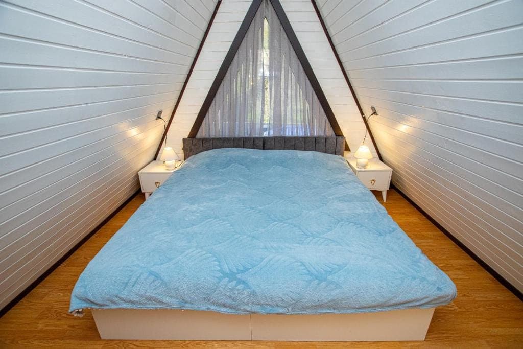 Mirvari A-Frame Riverside — Qubada Çay Kənarı A-Frame Ev