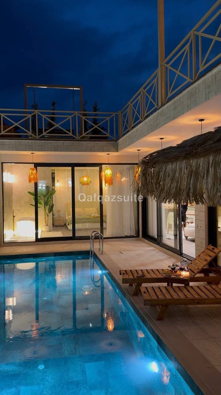 De Harmony Villa, Qəbələ