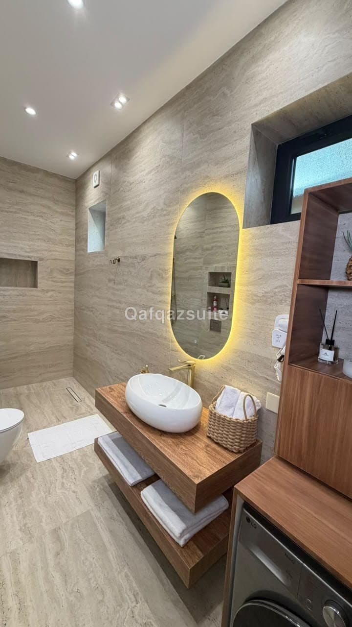 De Harmony Villa, Qəbələ
