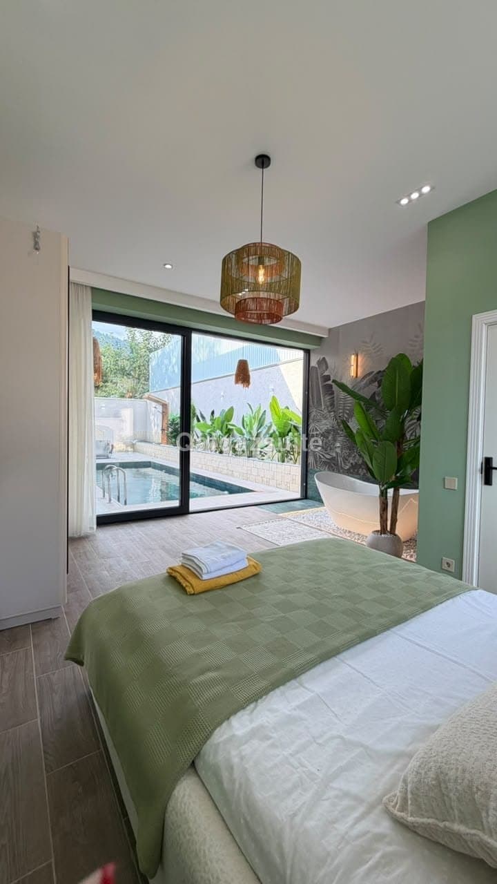 De Harmony Villa, Qəbələ