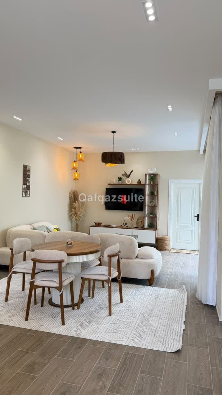 De Harmony Villa, Qəbələ