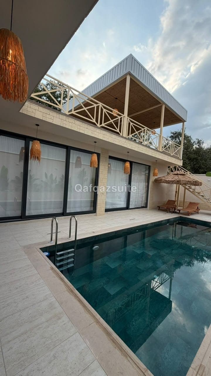 De Harmony Villa, Qəbələ