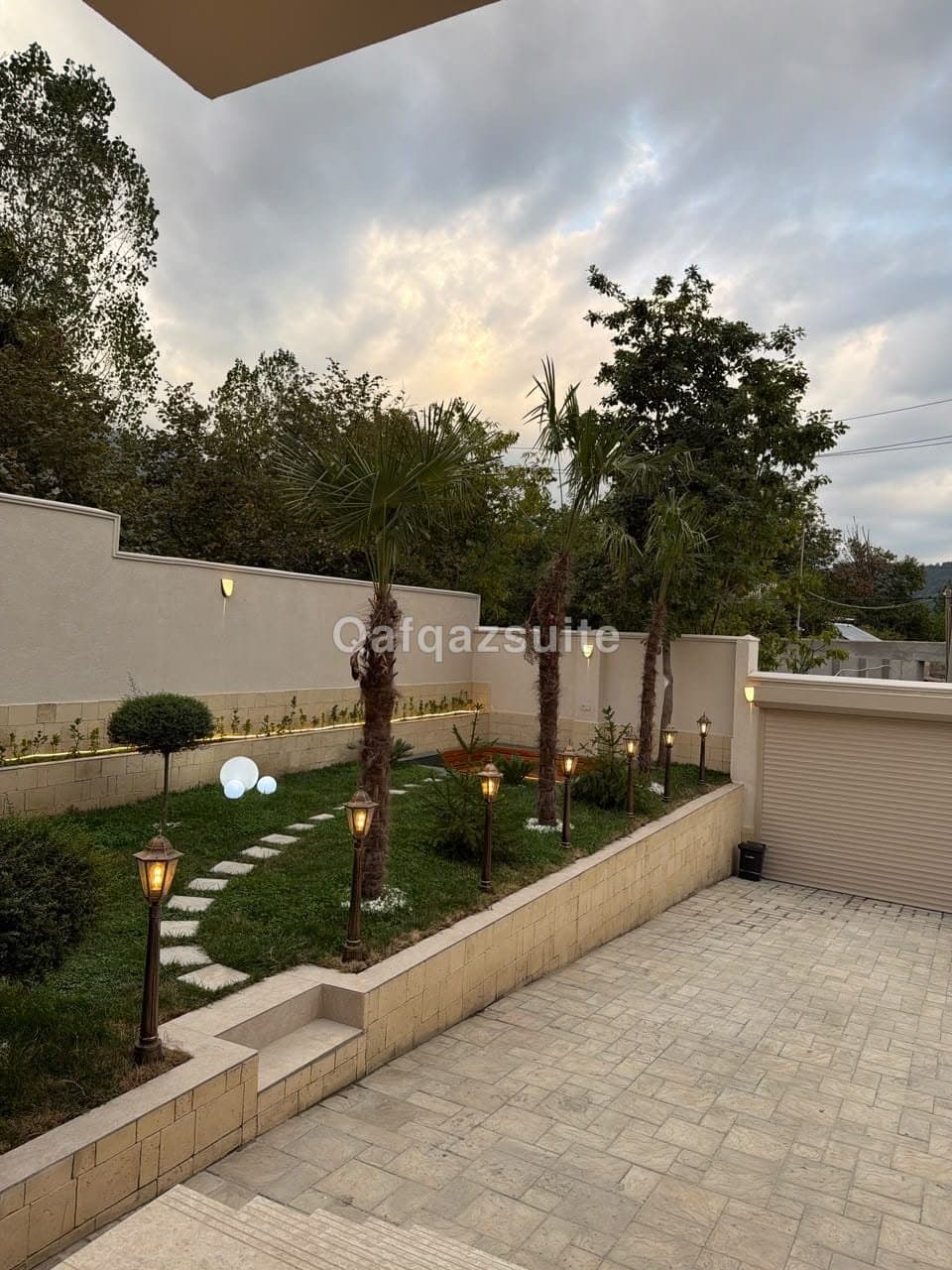 De Harmony Villa, Qəbələ
