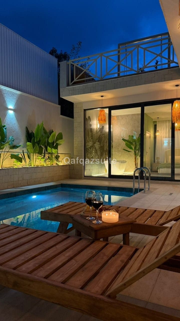 De Harmony Villa, Qəbələ