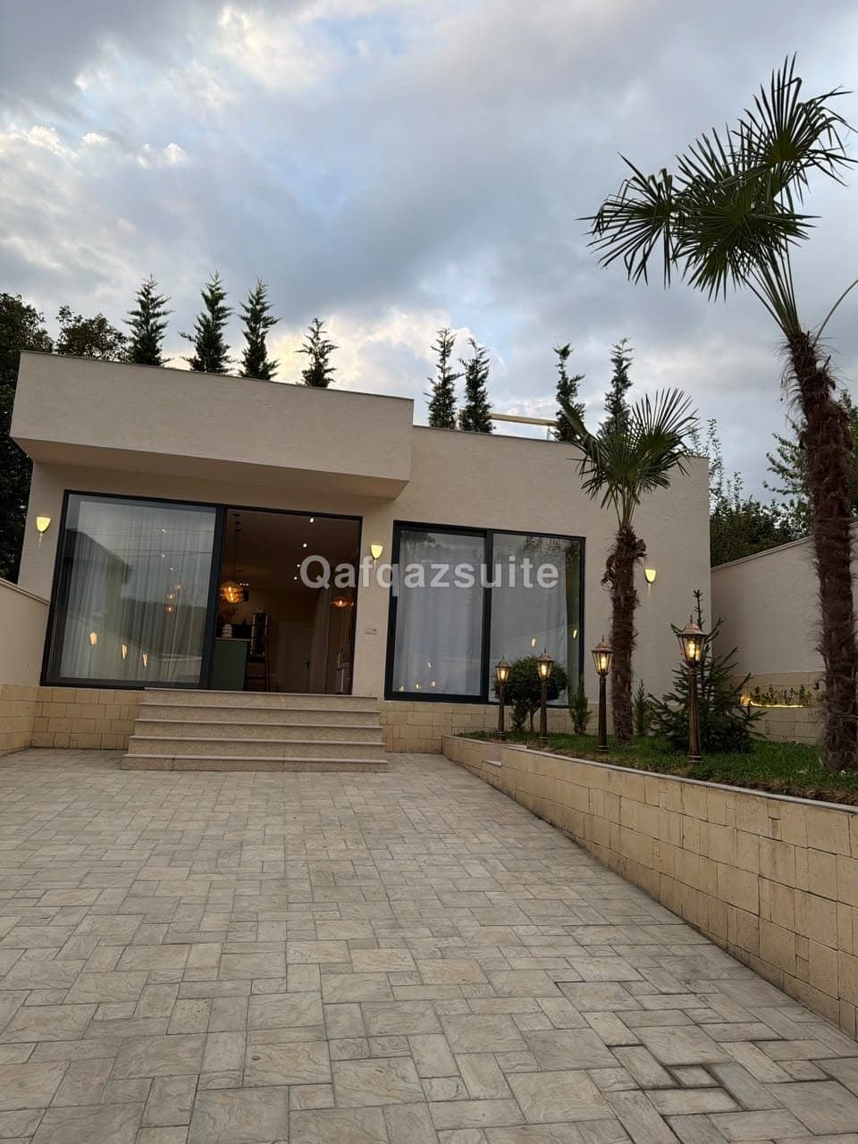 De Harmony Villa, Qəbələ