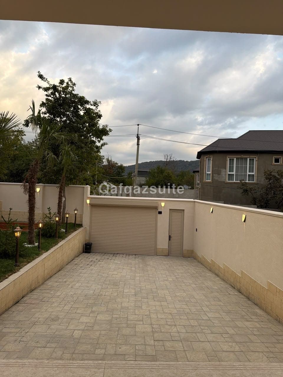 De Harmony Villa, Qəbələ