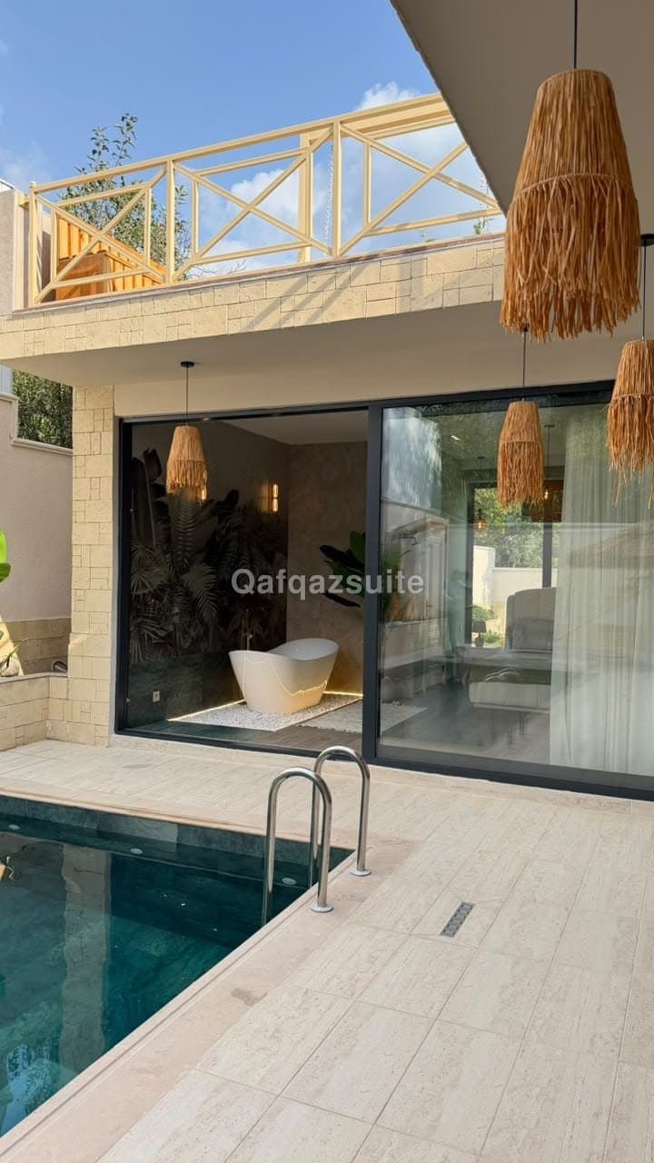 De Harmony Villa, Qəbələ