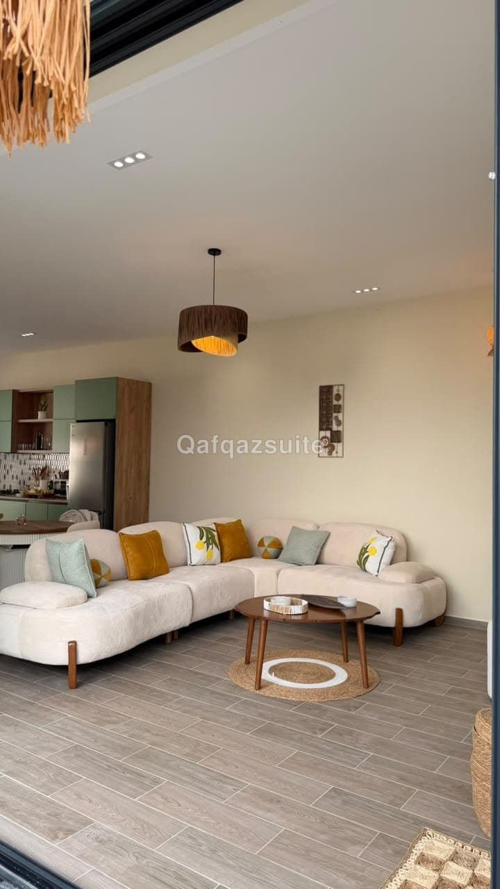 De Harmony Villa, Qəbələ
