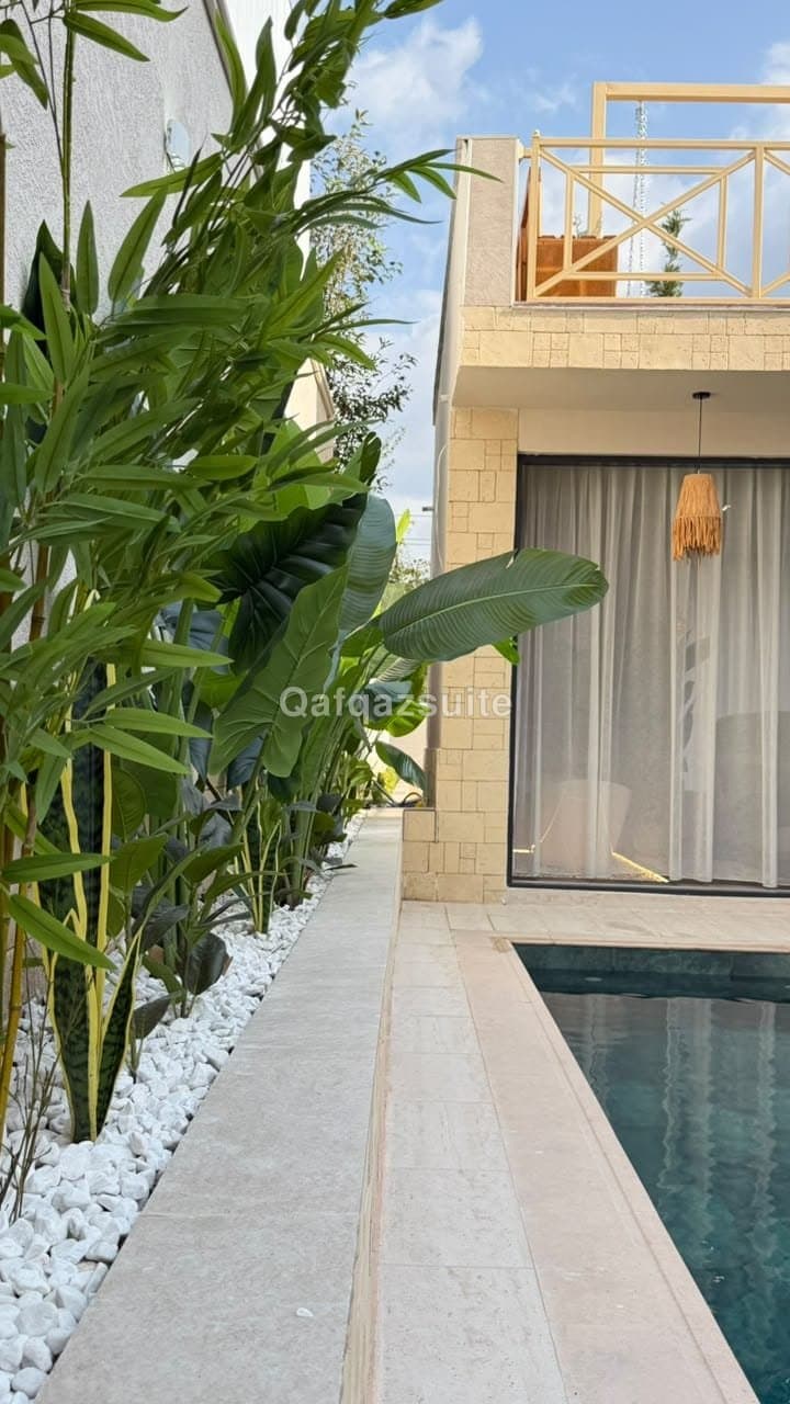 De Harmony Villa, Qəbələ