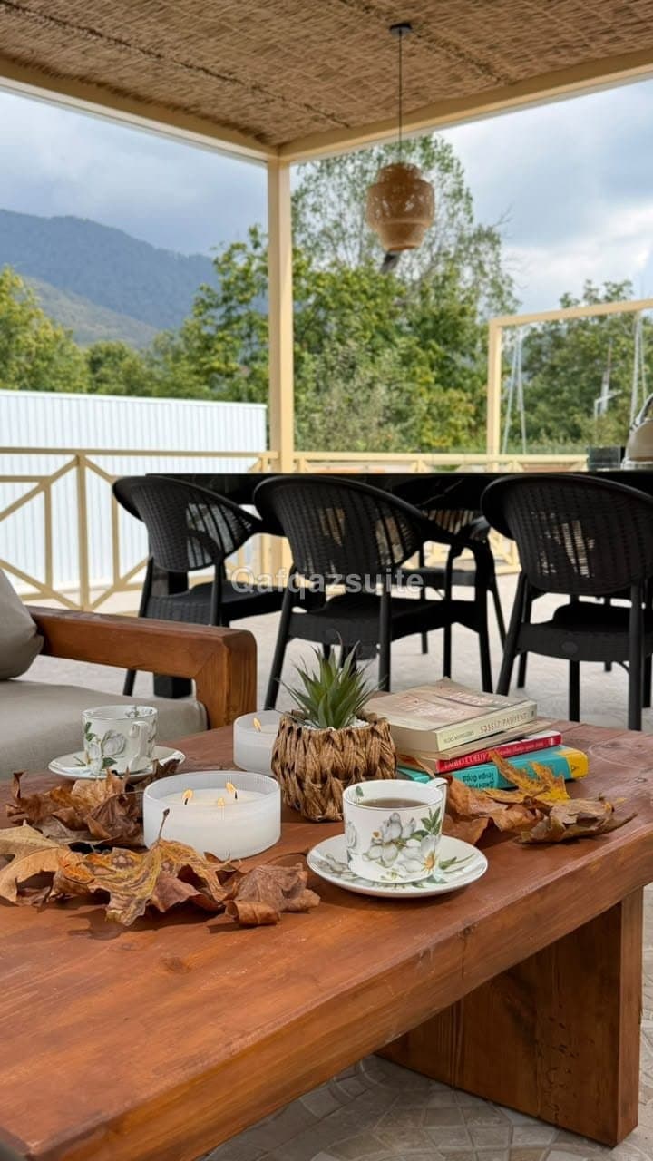 De Harmony Villa, Qəbələ