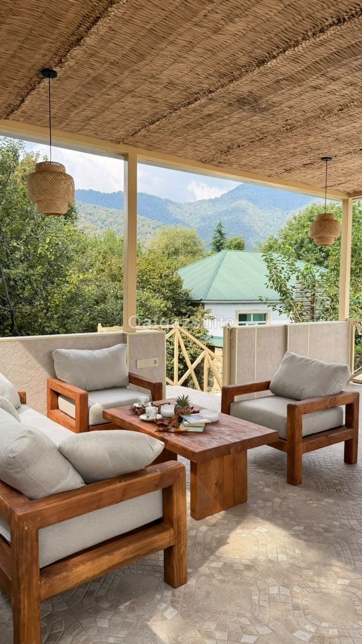 De Harmony Villa, Qəbələ