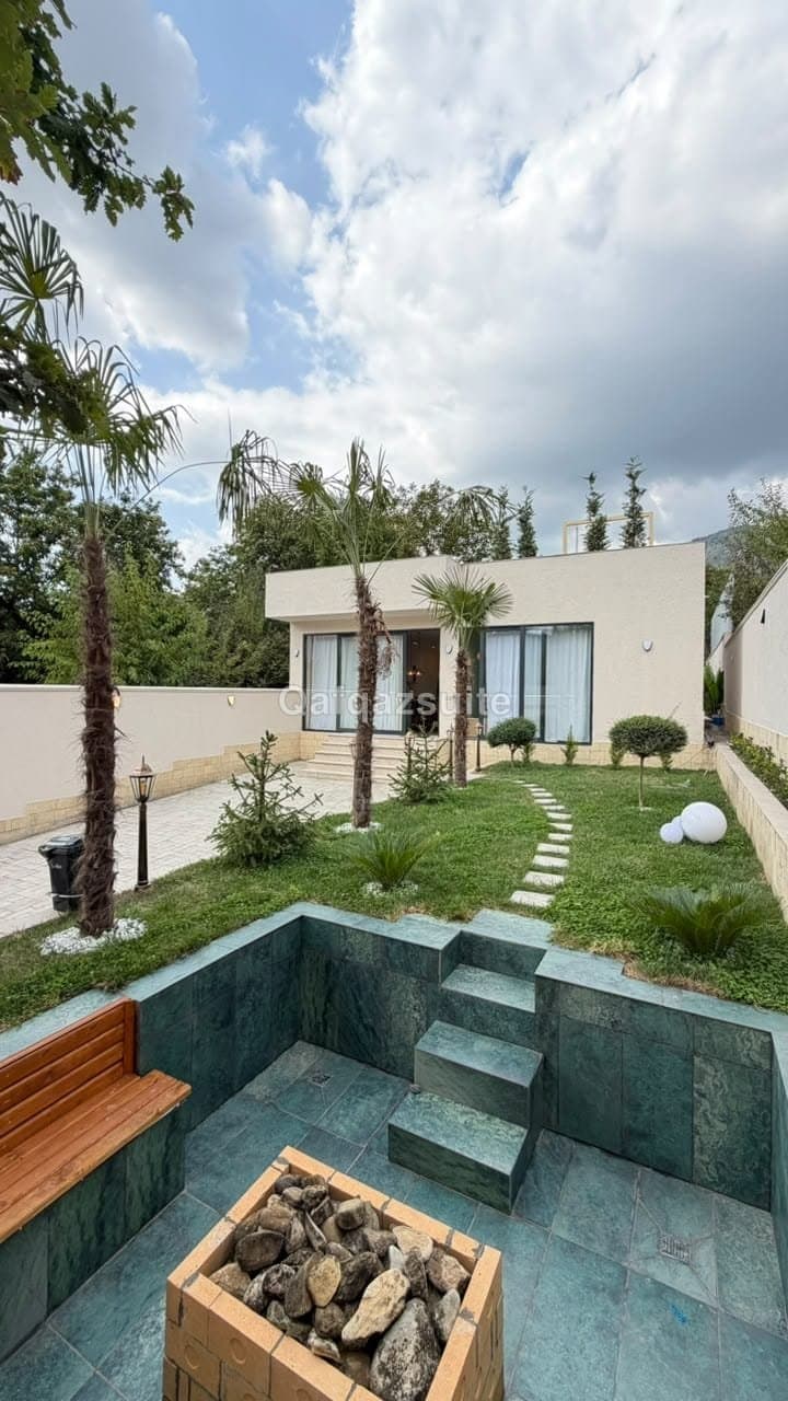 De Harmony Villa, Qəbələ