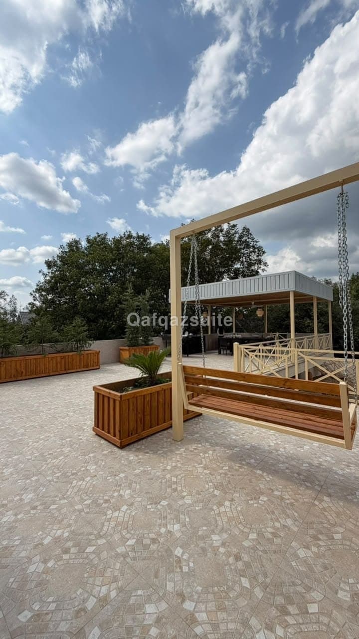 De Harmony Villa, Qəbələ