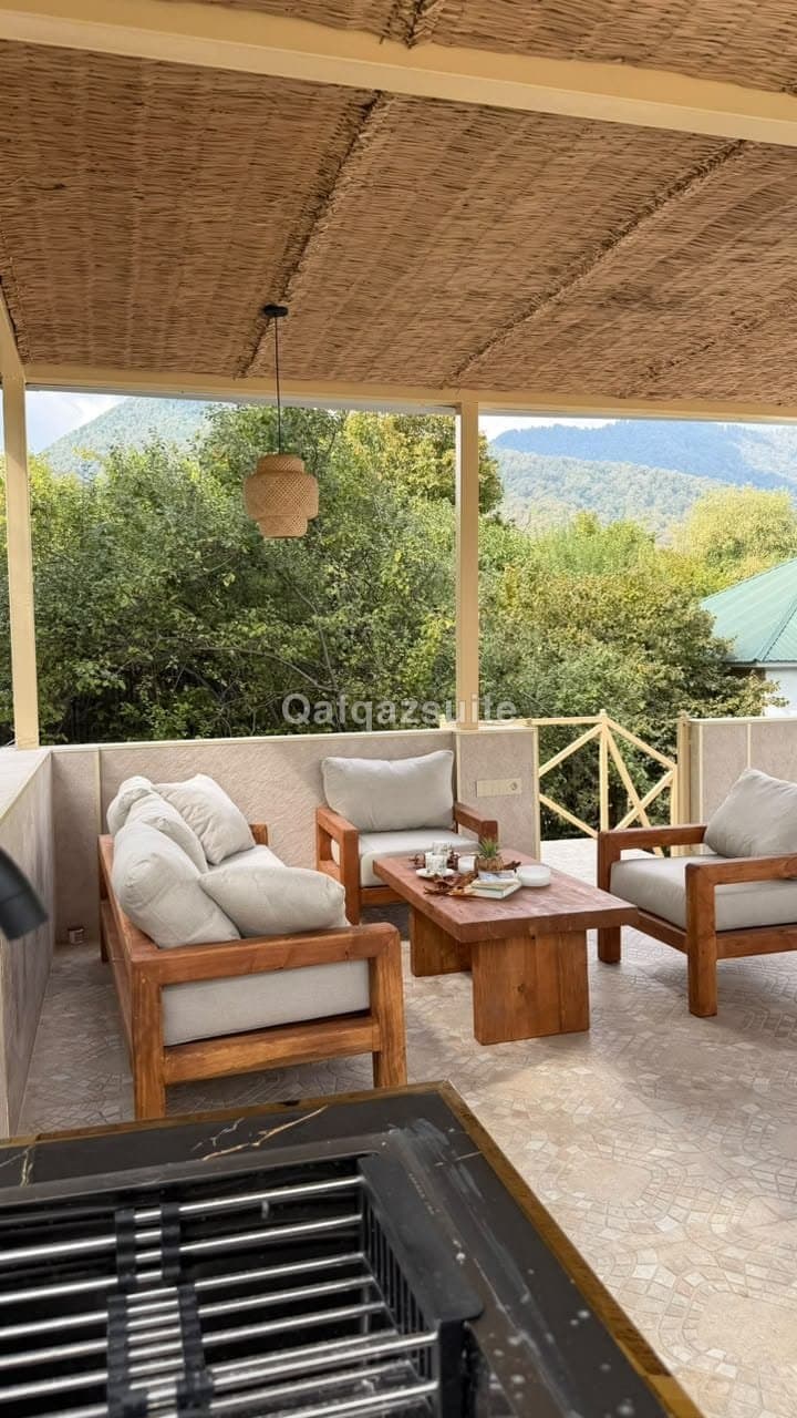 De Harmony Villa, Qəbələ