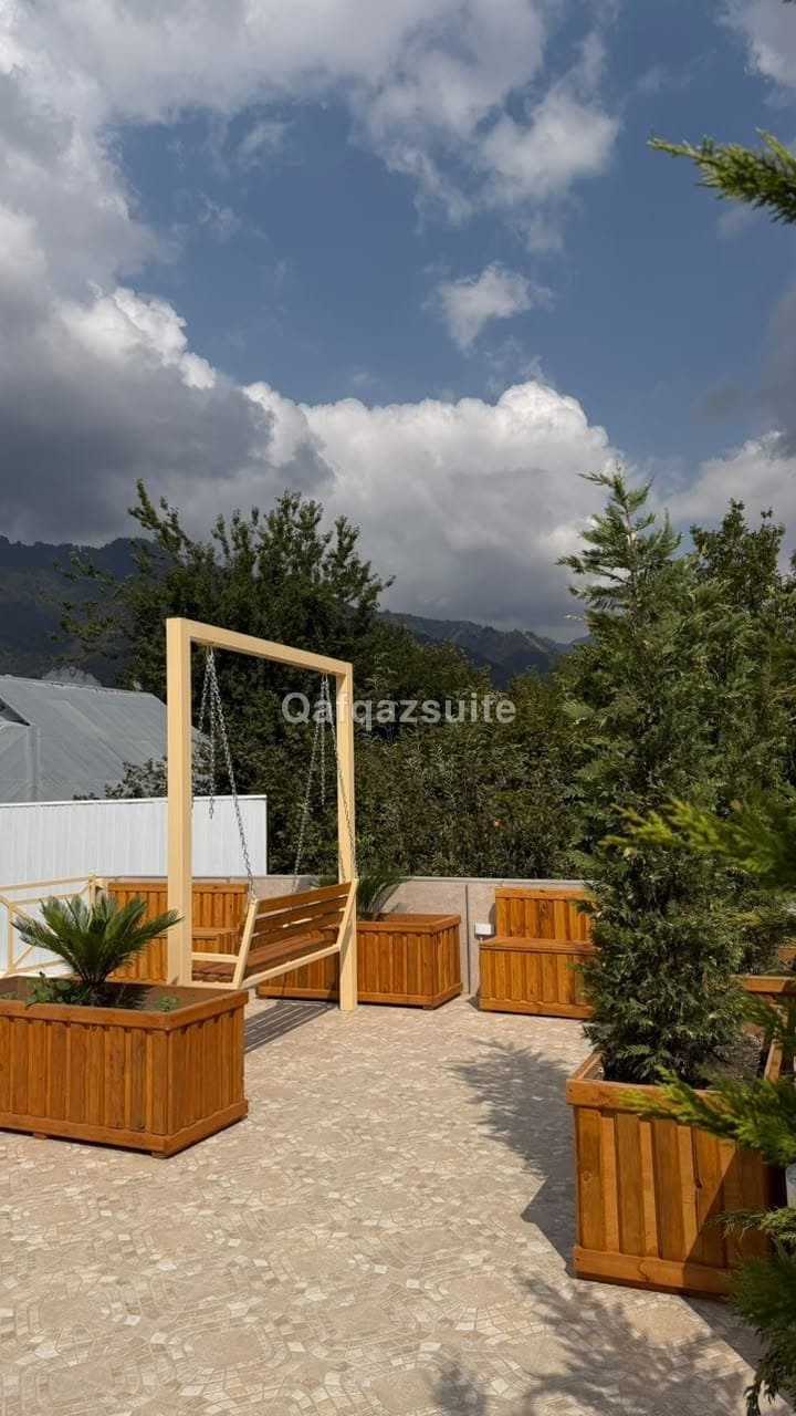 De Harmony Villa, Qəbələ