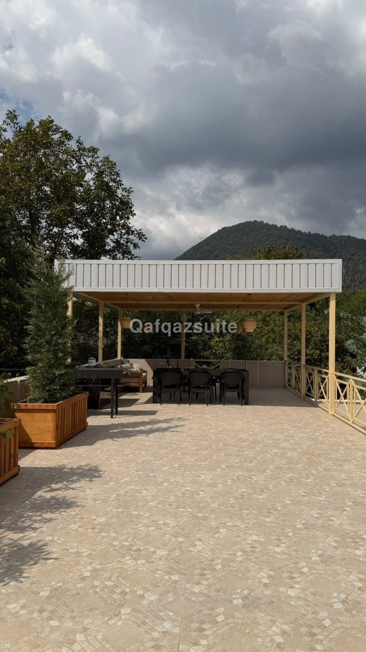 De Harmony Villa, Qəbələ